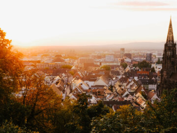 Sonnenuntergang auf dem Schlossberg über Freiburg mit Blick auf